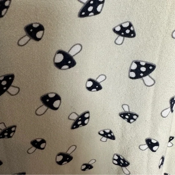 Hot Topic Mushroom Button Up Women's Size 1 Waist Length Crop Top Boxy Curvy - Picture 5 of 8